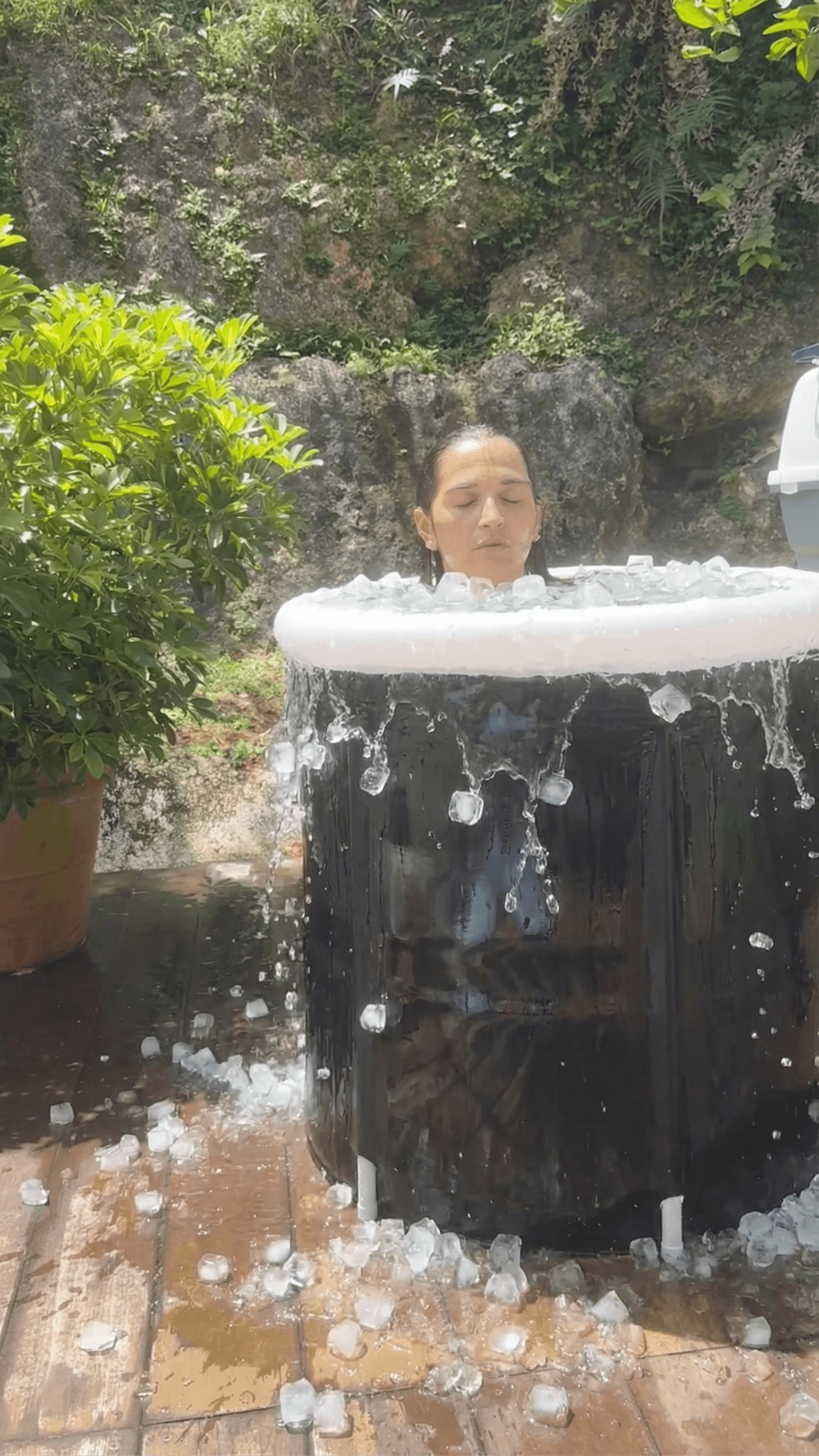 Mélissa pratiquant le bain de glace — longévité et biohacking